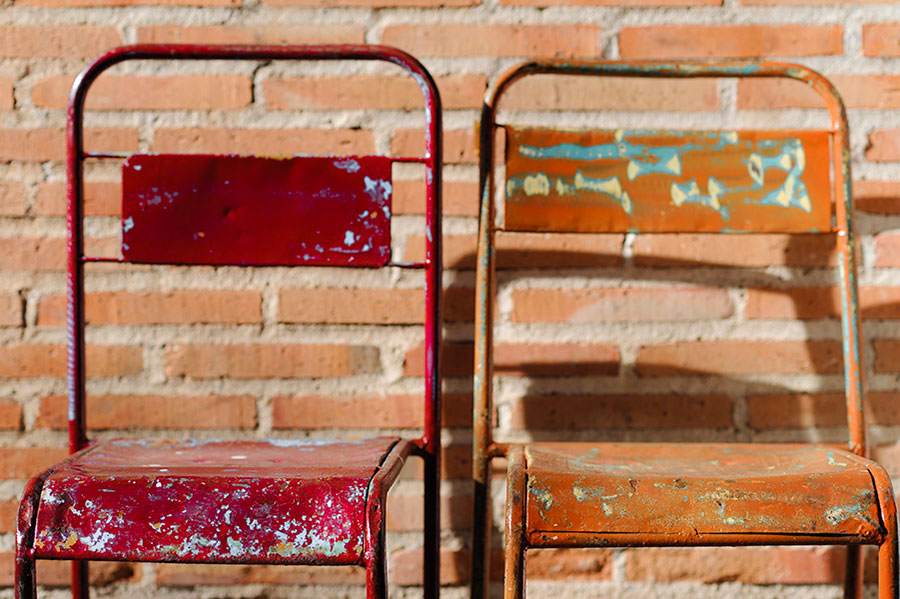 sillas roja y silla naranja