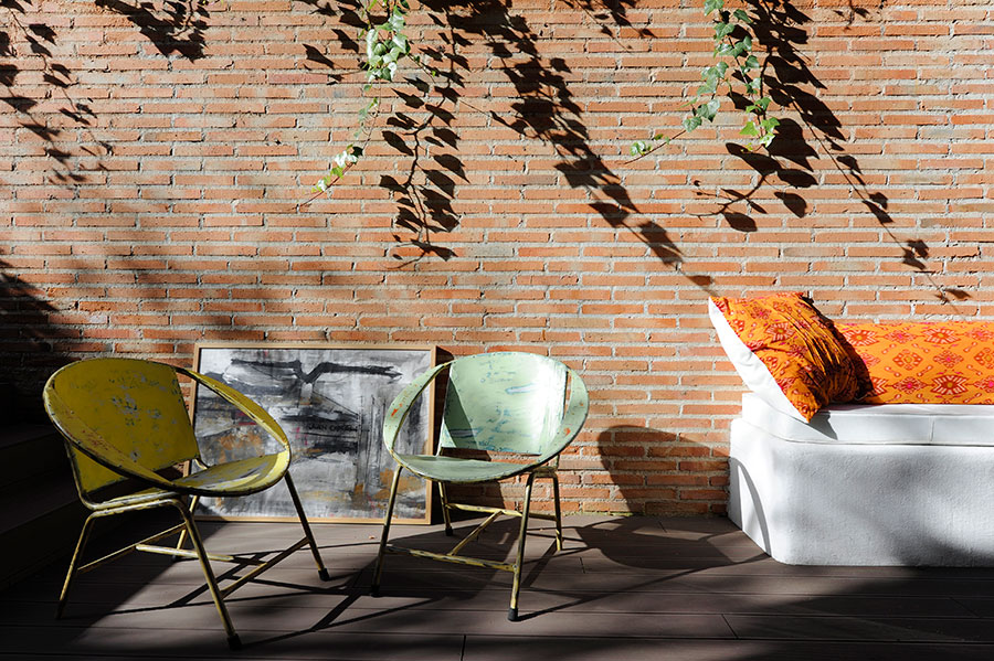 Dos silla y un sofá en la terraza